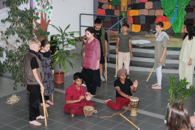 Das Foto zeigt eine Szene des Theaterstücks, das Kinder in der Grundschule Bad König aufführen.