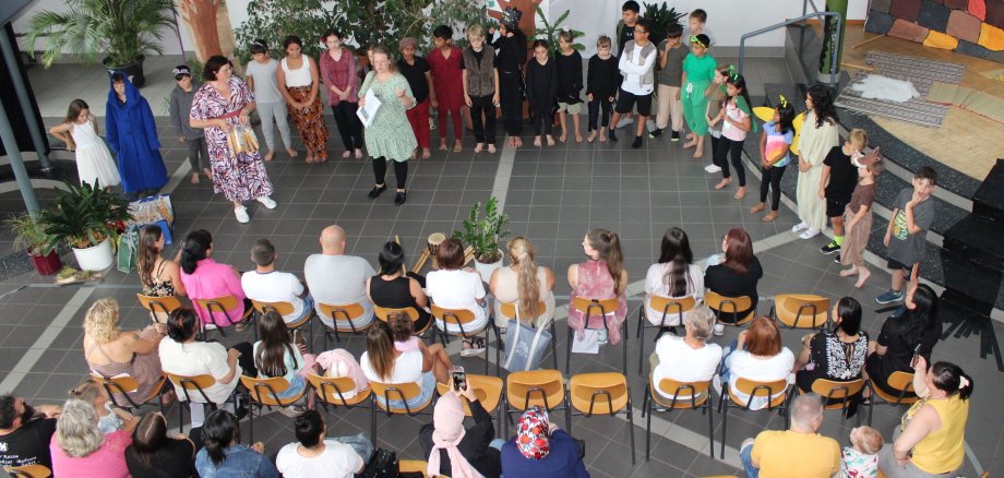 Das Foto zeigt Schülerinnen und Schüler in der Grundchule Bad König bei der Aufführung eines Theaterstücks.