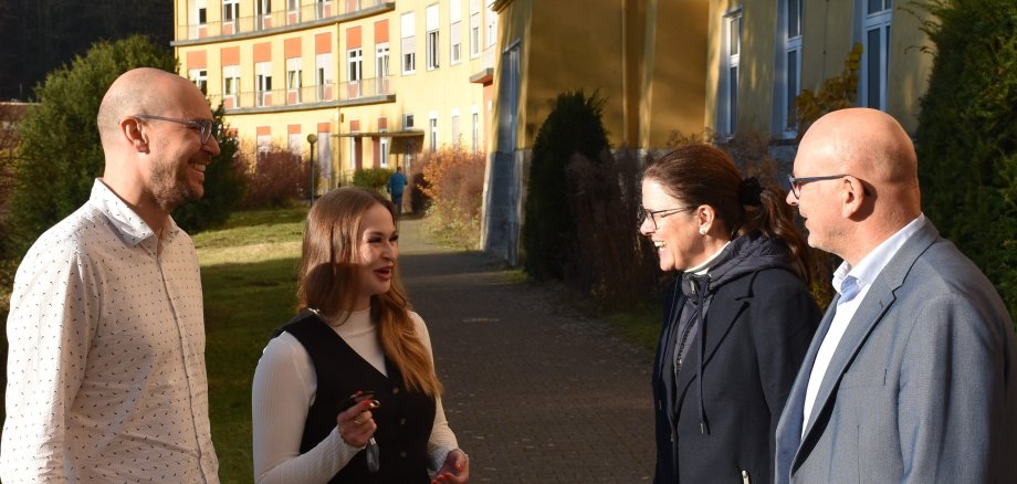 Das Foto zeigt Chefarzt Dr. Frederic Bülow, die Kaufmännische Leiterin Michelle Tscherwinski, Bürgermeisterin Deirdre Heckler und Landrat Frank Matiaske (von links) vor der MEDIAN Klinik in Breuberg 