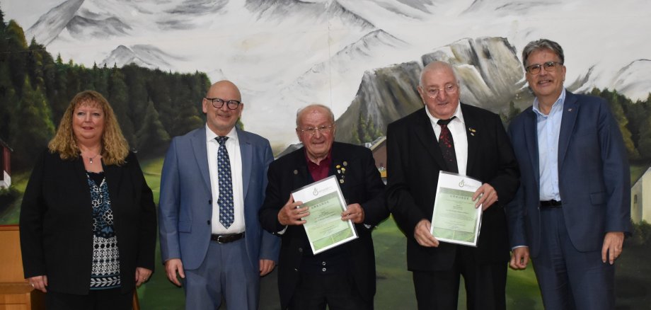 Foto Ehrung für 70 und 75 Jahre Chorgesang bei der Sängerehrung 2024: Friedrich Fleck (2.v.r.) und Heinrich Beisel (Mitte) umrahmt von Landrat Frank Matiaske (2.v.l.), Kreistagsvorsitzendem Rüdiger Holschuh (r.) und Britta Ziefle, Vorsitzender des Kreis-Chorverbandes. 