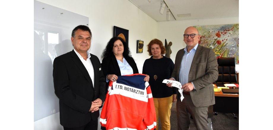 Foto der Berufung Dr. med Lilla Arvai zur ersten Leitenden Notärztin im Odenwaldkreis 