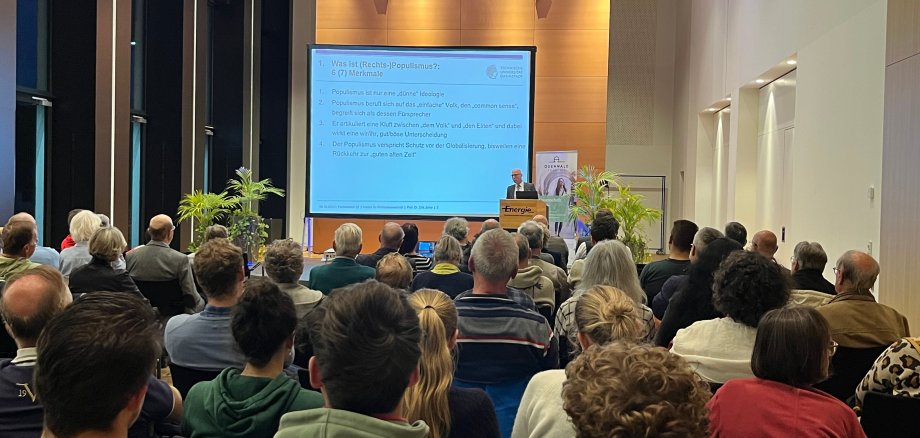 Das Foto zeigt Prof. Dr. Dirk Jörke bei seinem Vortrag im Volksbank Atrium in Erbach.