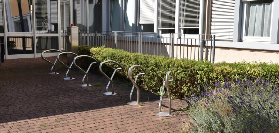 Das Foto zeigt eine Radabstell-Anlage vor dem Landratsamt in Erbach.