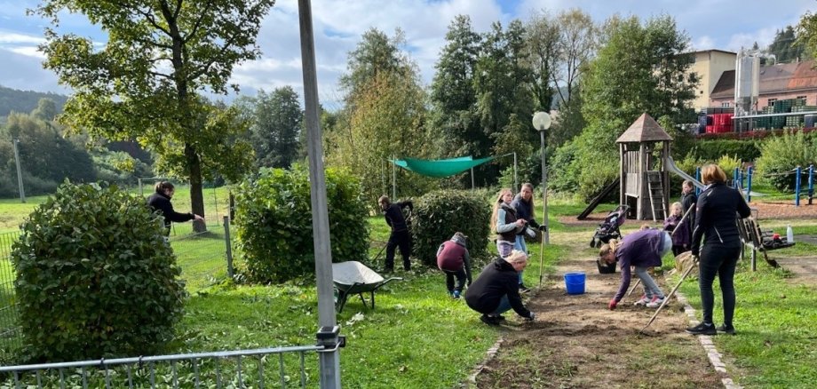 Das Foto zeigt eine Gruppe von Helferinnen und Helfern beim Engagierten Frühjahrsstart 2024 in Ober-Mossau beim Reinigen des Spielplatzes.