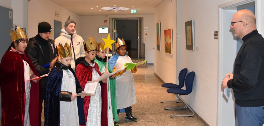 Das Foto zeigt eine Sternsingergruppe im Landratsamt mit Landrat Frank Matiaske.