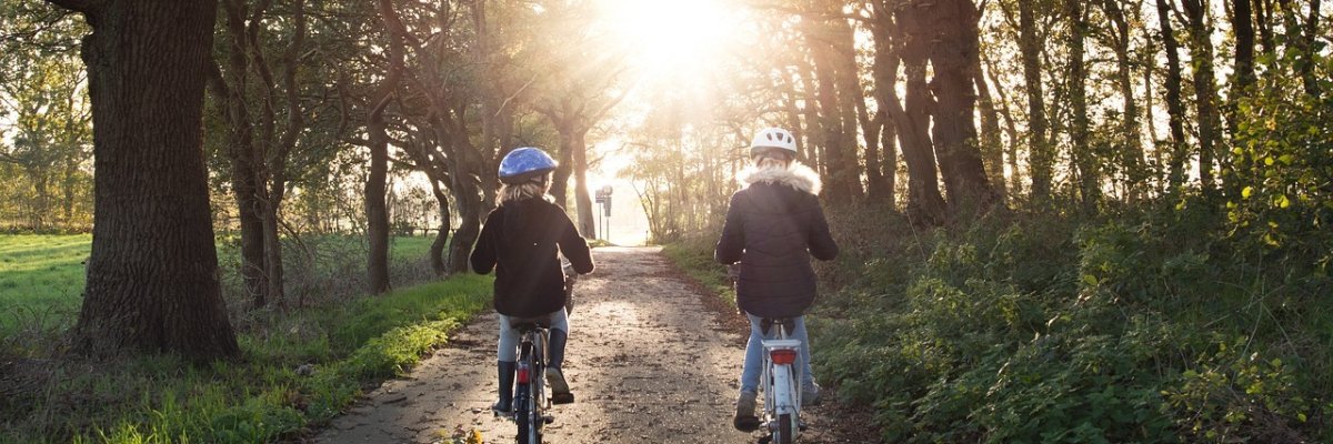 Zwei Mädchen fahren Fahrrad